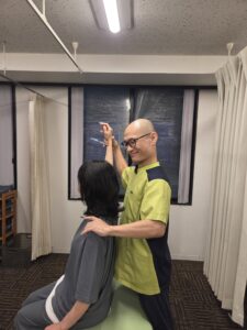 姿勢の検査と評価をしています。正確な施術を行う為に必要な工程です。